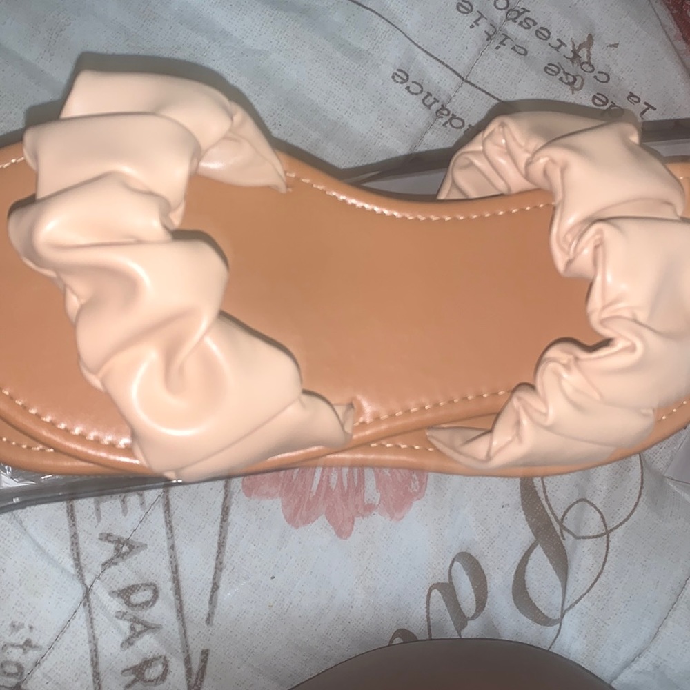 Tans sandals size 8 fit more like a 9